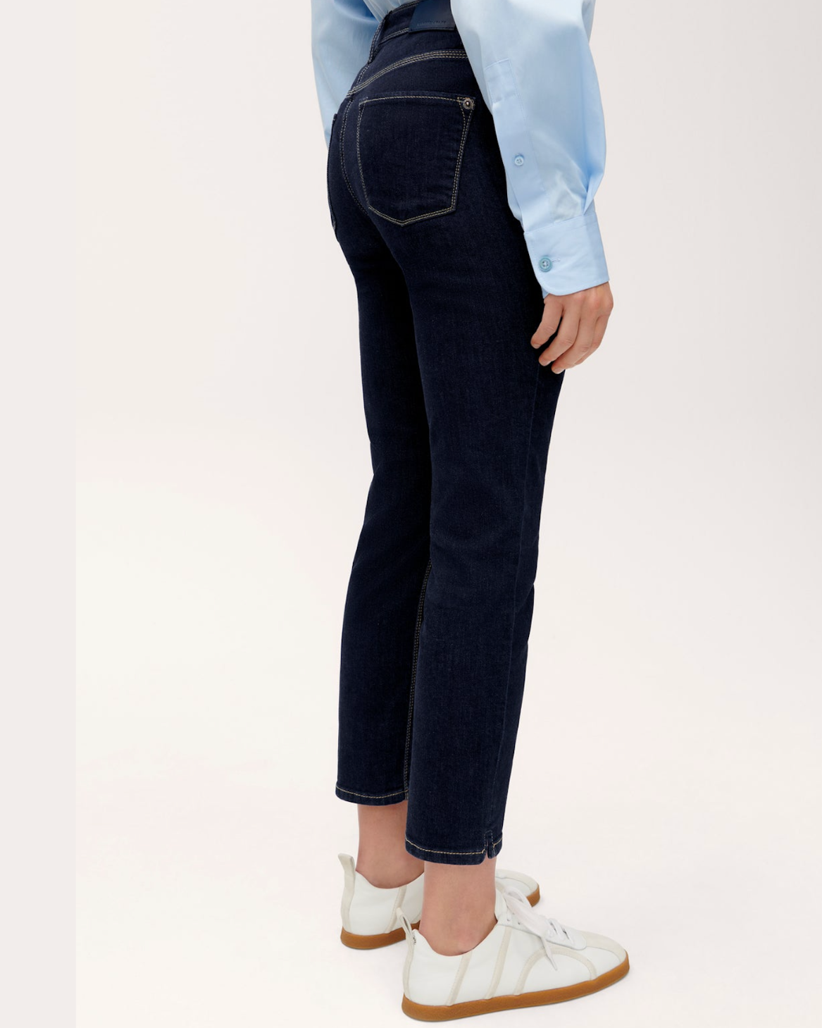 Cambio Piper Short dark rinse cropped slim jeans, back view, white sneakers