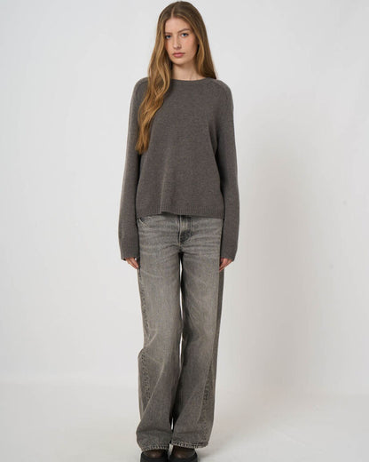Women's medium-weight gray cashmere crew neck sweater with ribbed cuffs and hem