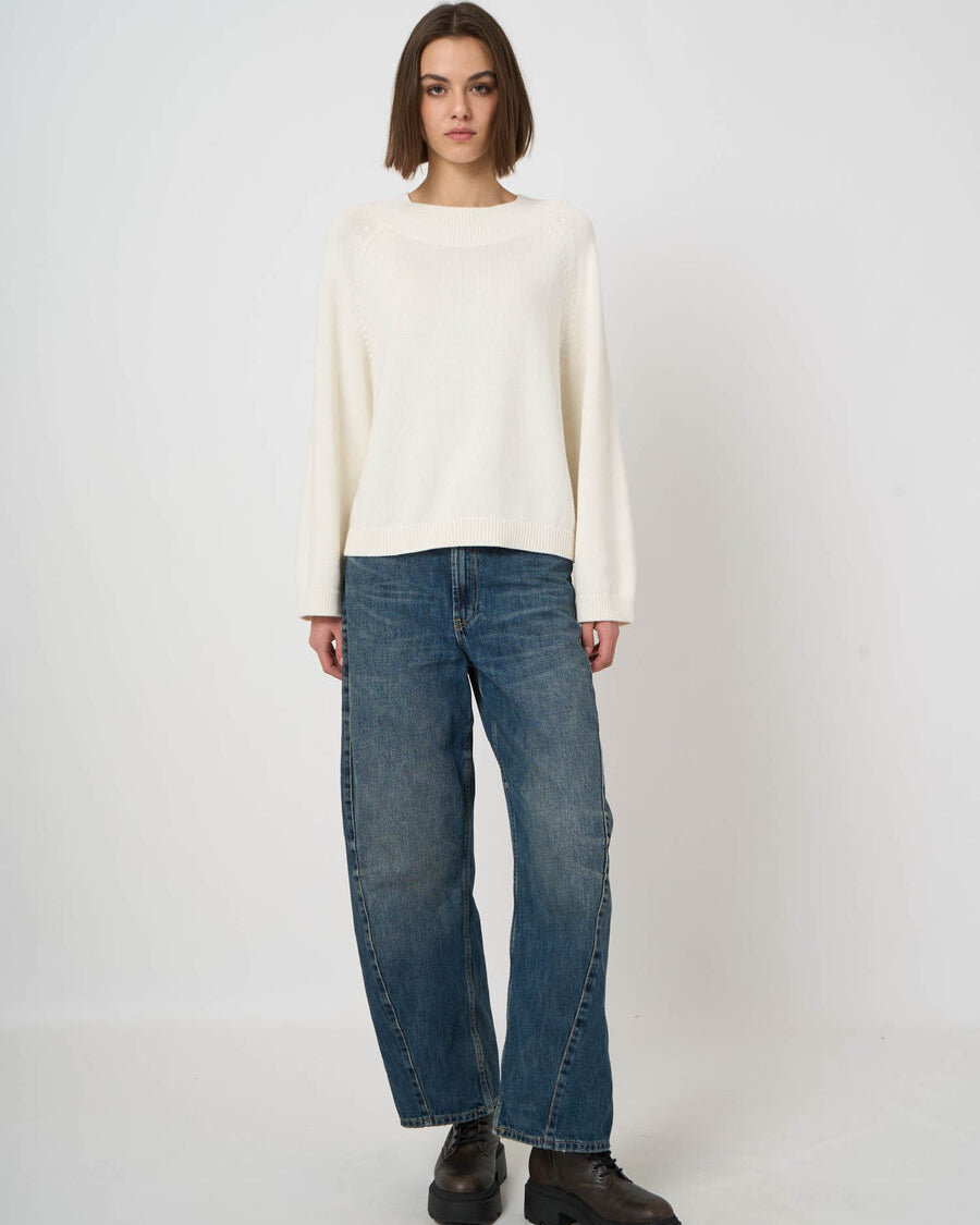 Cropped cream cotton-cashmere crew neck sweater with ribbed cuffs and hem