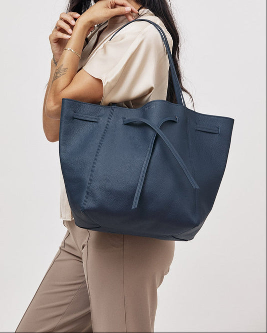 Florence Tote in Navy Pebble Grain