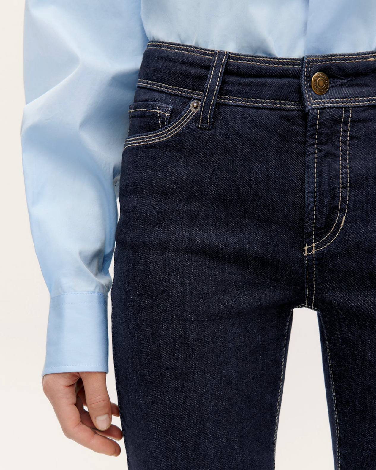 Cambio Piper dark rinse denim shorts with contrast stitching and brass button
