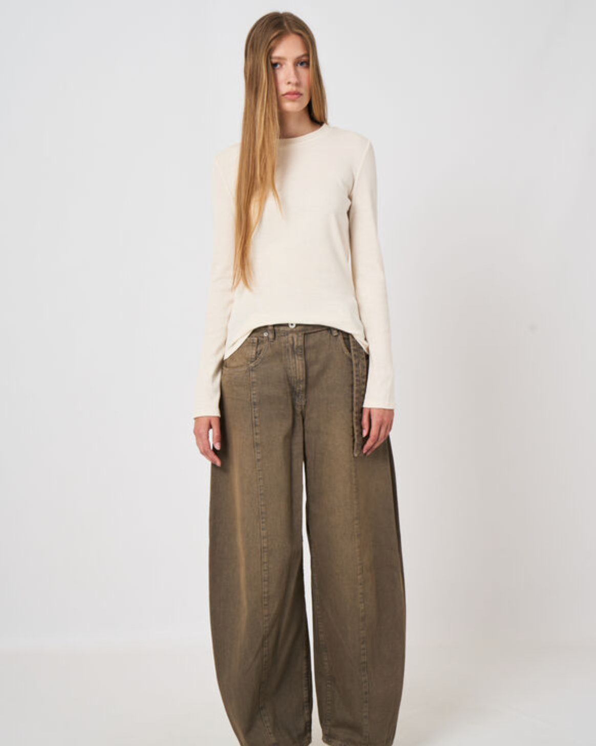 Ivory ribbed cotton-cashmere long-sleeve top with crew neck, styled with wide-leg pants